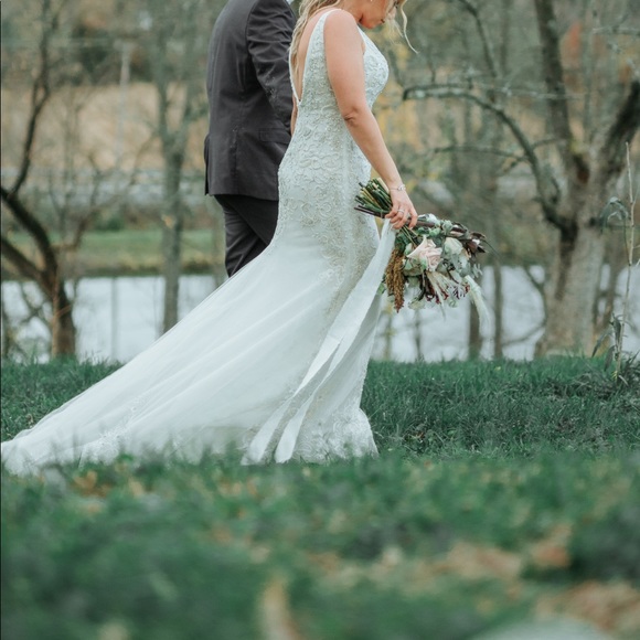 Absolutely gorgeous Lazaro wedding dress! - Picture 6 of 8